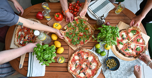 Wspólne dzielenie się kawałkami pizzy